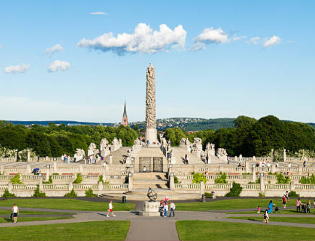 Parque Vigeland em Oslo, Noruega, com famílias caminhando entre as esculturas