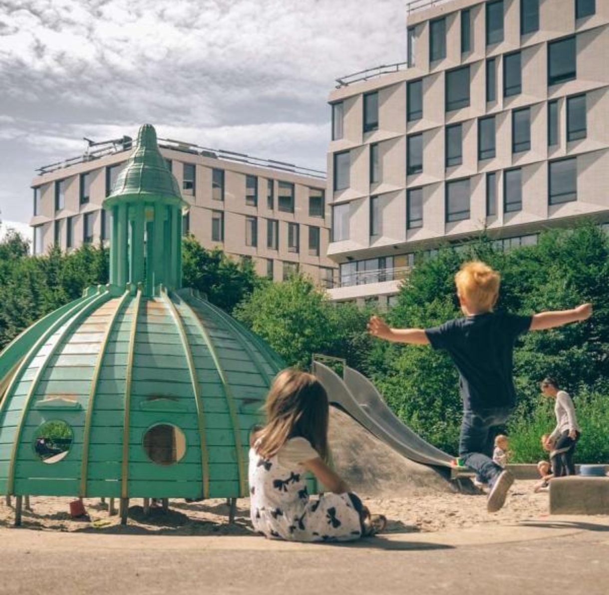 Crianças brincando em playground urbano escandinavo — cultura da infância no centro da cidade