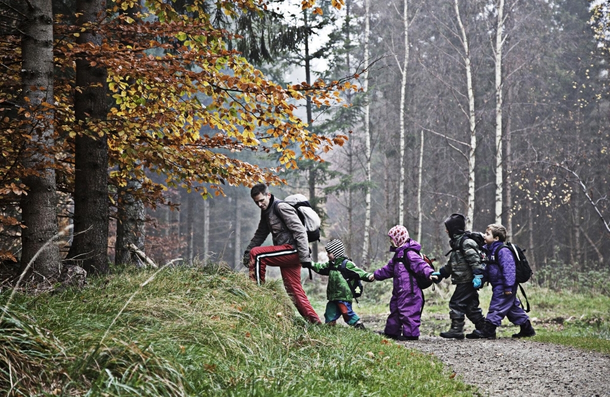 Crianças explorando a floresta com adulto em vivência ao ar livre — Forest School